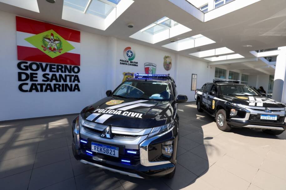 Marilisa Boehm anuncia entrega de 10 viaturas à Polícia Civil de SC em evento tenso