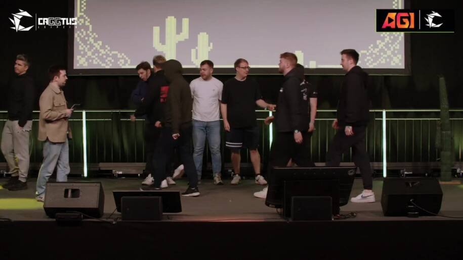 MAUschine é banido por 10 anos após agredir Spidergum em evento de esports