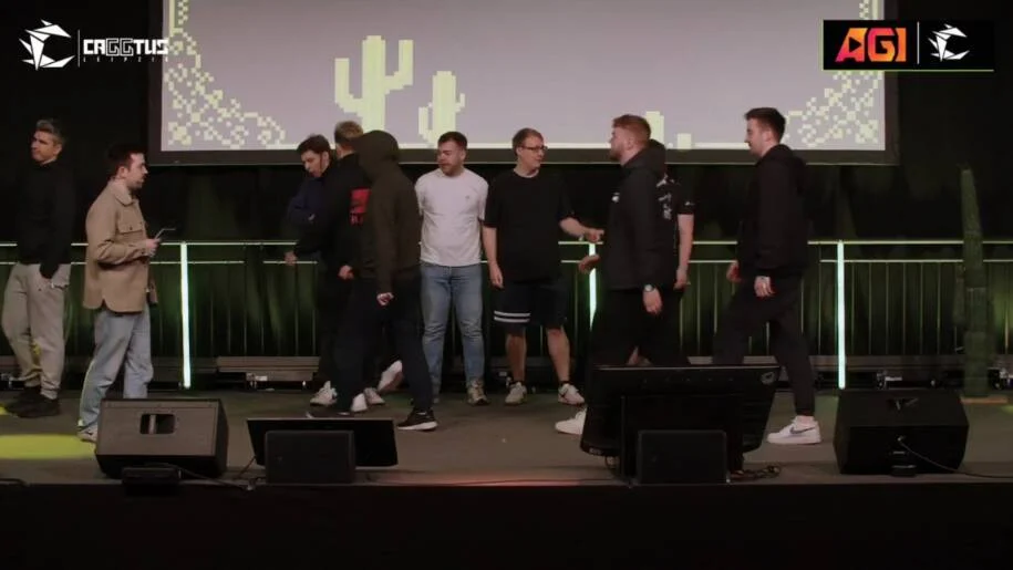 MAUschine é banido por 10 anos após agredir Spidergum em evento de esports