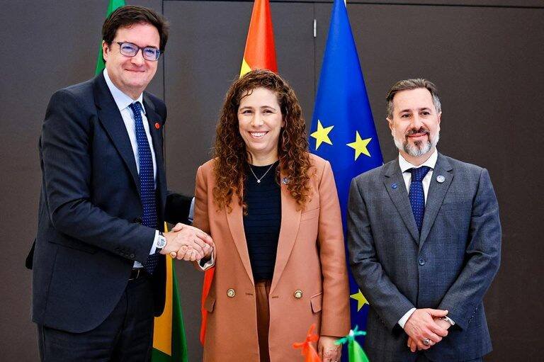 Ministra Esther Dweck e Óscar López Águeda formalizam acordo histórico em Barcelona