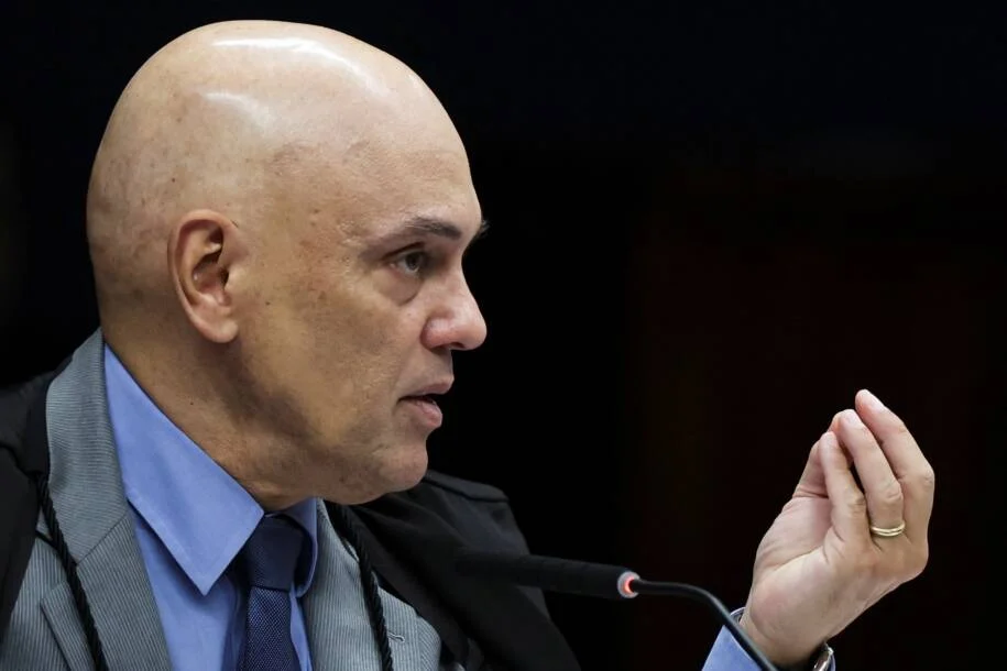 Ministro Alexandre de Moraes autoriza inquérito contra Flávio Bolsonaro por calúnia a Lula