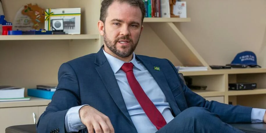 Ministro Dario Durigan confirma uso do FGTS para quitar dívidas em análise