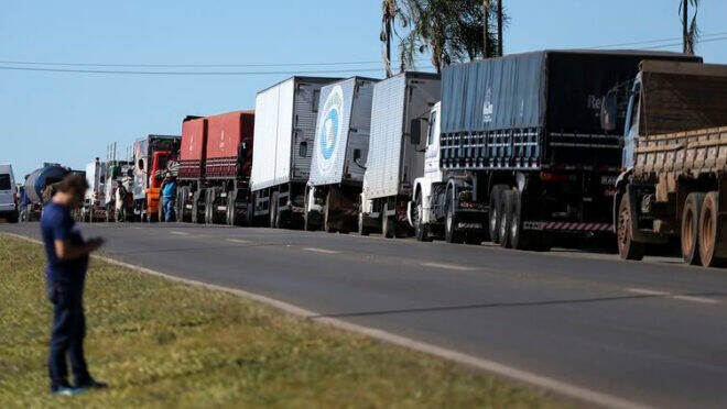 Moraes impõe R$ 7,1 bilhões em multas a caminhoneiros após protestos de 2022