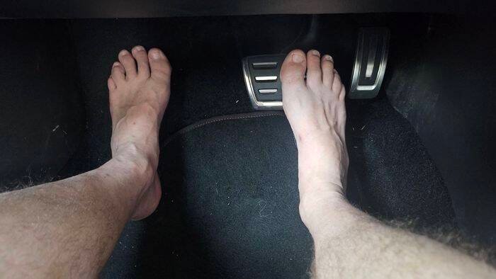Motoristas brasileiros podem dirigir descalços sem medo de multa; entenda a lei