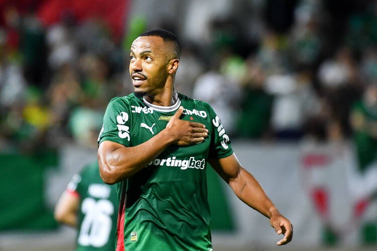 Palmeiras vence Grêmio por 2 a 1 e mantém liderança com Marlon Freitas decisivo