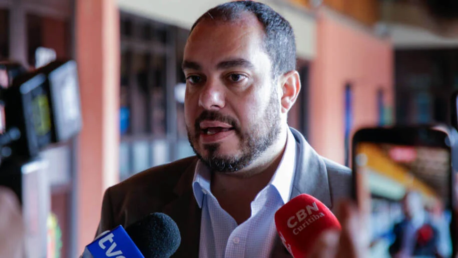 Paulo Martins confirma pré-candidatura a deputado federal e desafia Sergio Moro