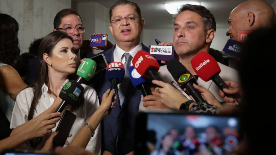 PL amplia bancada para 97 deputados e impõe perdas ao União Brasil e Centrão