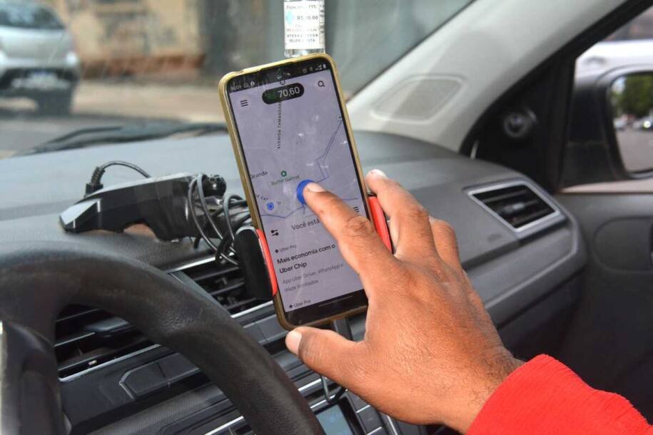 Prefeita Adriane Lopes sanciona lei que cria apoio a motoristas de aplicativo