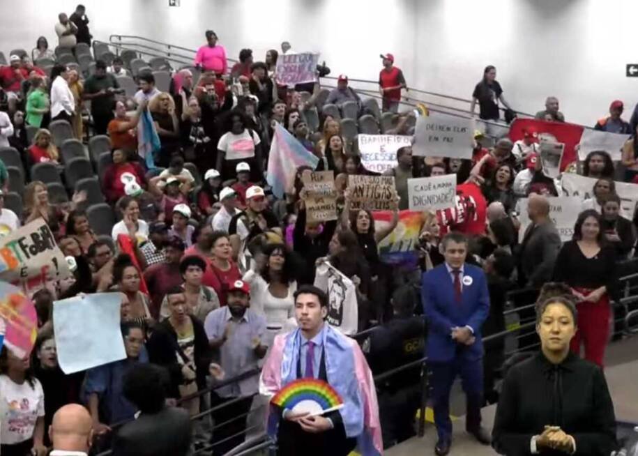 Prefeita Adriane Lopes sanciona lei que proíbe trans em banheiros femininos