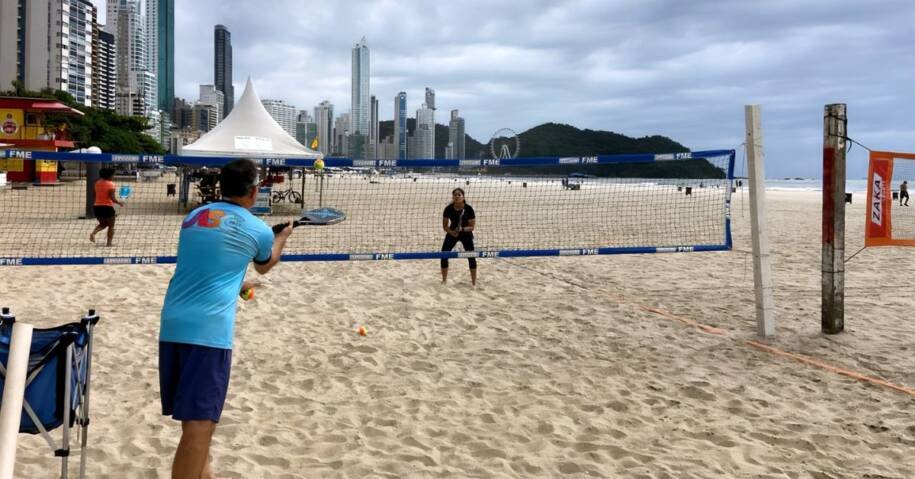 Prefeita Juliana Pavan sanciona lei que regula esportes na Praia Central