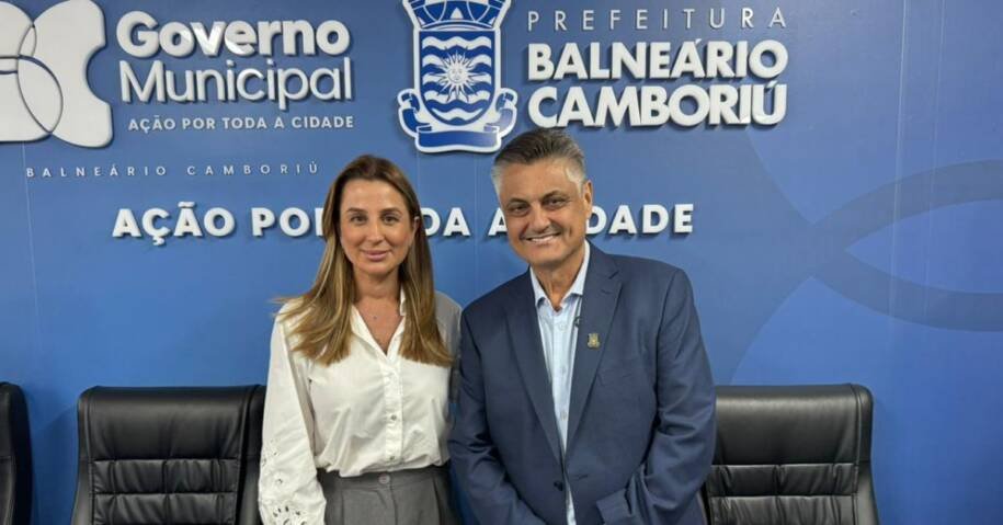 Prefeita Juliana Pavan transmite cargo ao vice Nilson Probst em Balneário Camboriú