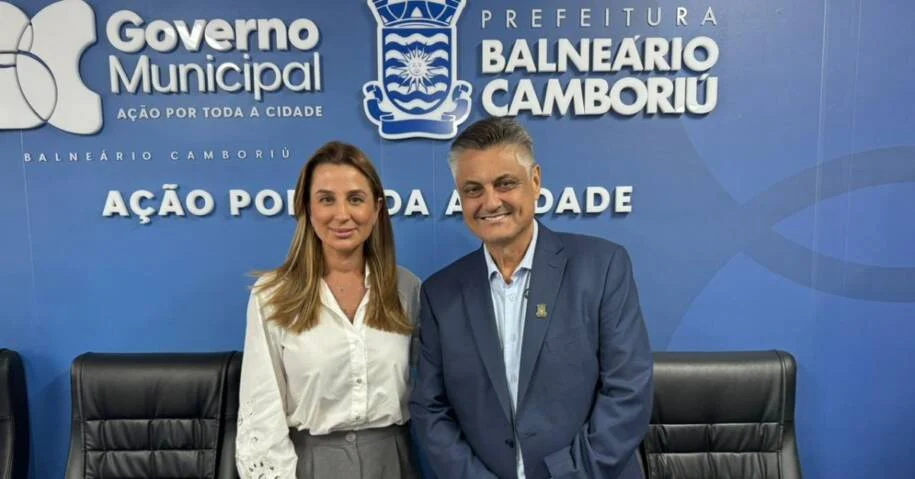 Prefeita Juliana Pavan transmite cargo ao vice Nilson Probst em Balneário Camboriú