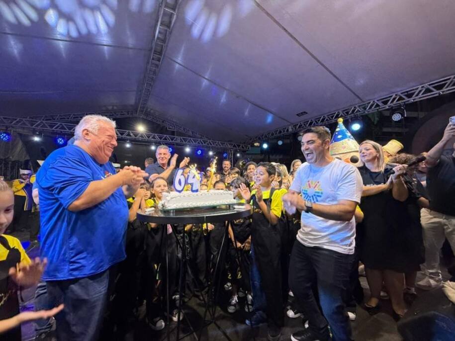 Prefeito Alexandre Xepa celebra 64 anos de Itapema com Praça da Paz lotada