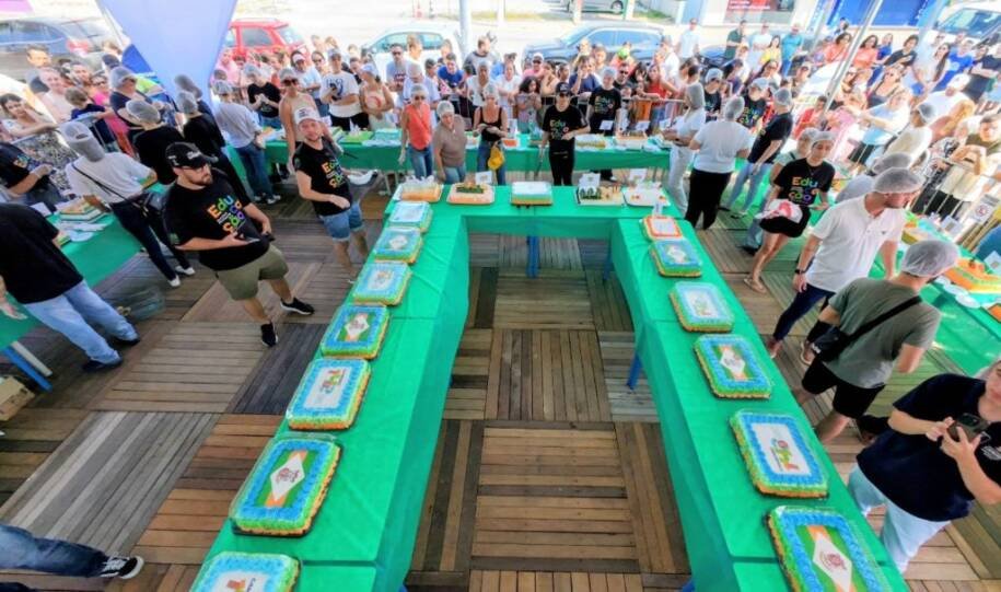 Prefeito Leonel Pavan celebra 142 anos de Camboriú com bolo e bênção especial