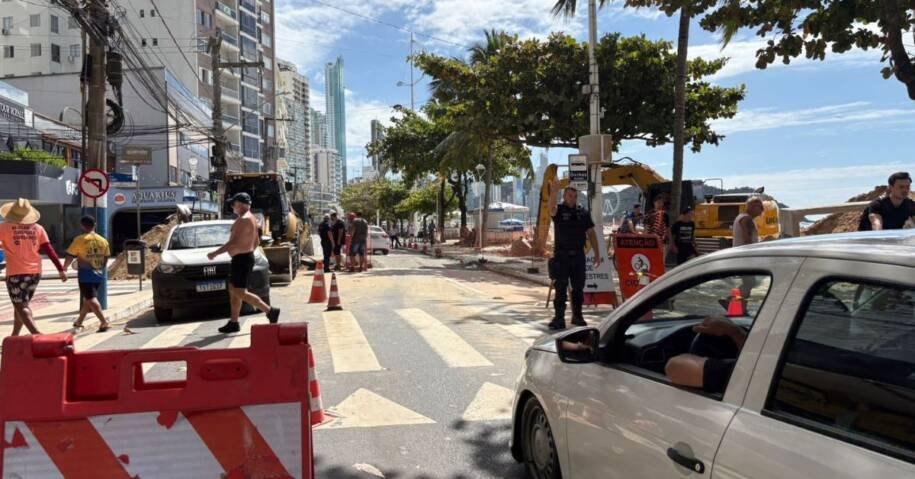 Prefeitura de Balneário Camboriú interdita Avenida Atlântica e causa caos no trânsito