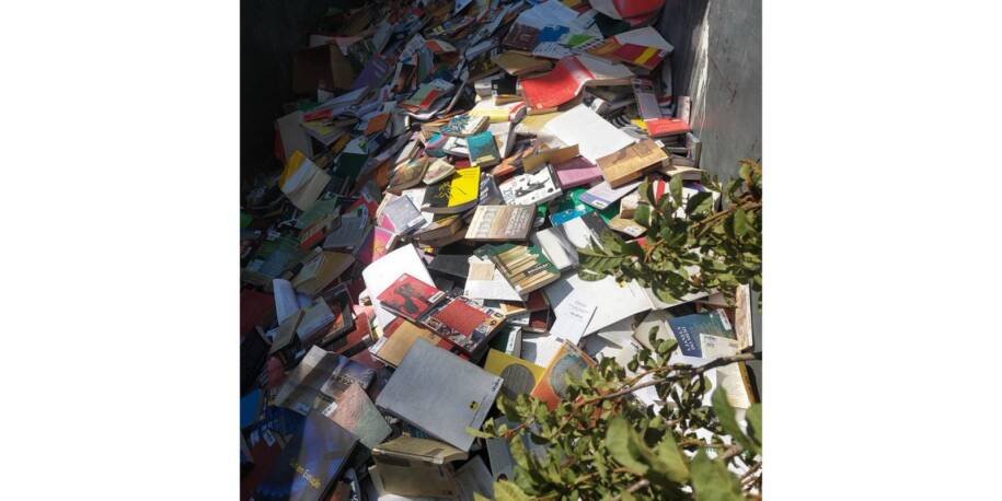 Prefeitura de Osasco descarta centenas de livros e gera indignação na cidade