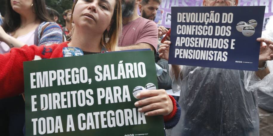 Professores de SP PARALISAM e EXIGEM reajuste e revogação de PL 1316!