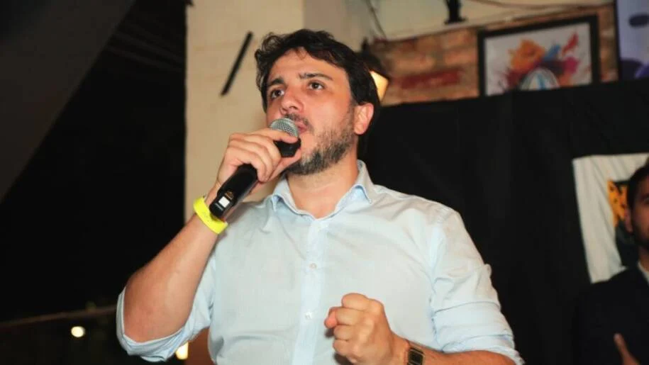 Renan Santos desafia ex-governadores e se destaca na corrida presidencial