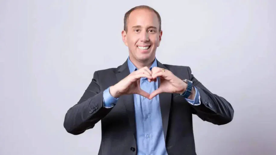 Rodrigo Manga retorna à prefeitura e lança curso polêmico para políticos