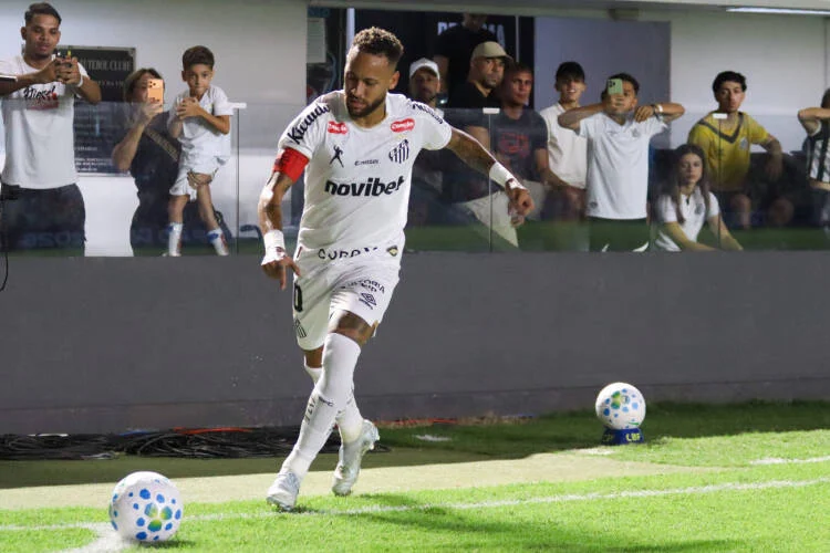 Santos derruba Atlético-MG com gol de Moisés e tensão com Cuca expulso