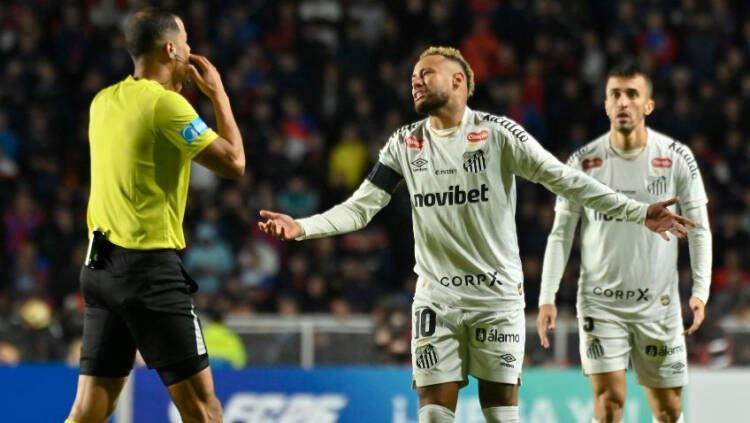 Santos empata em Buenos Aires e Neymar tem atuação discreta em campo