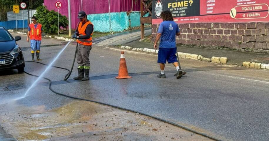 Secretaria de Obras de Balneário Camboriú inicia limpeza após alagamentos de 6 de abril
