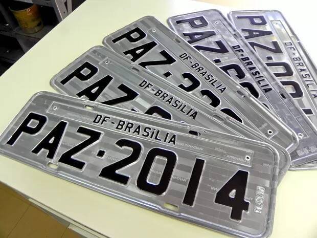 Senador Esperidião Amin propõe troca de placas e gera polêmica sobre prioridades