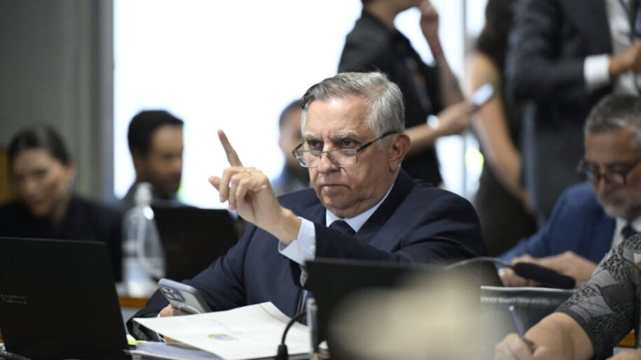 Senador Izalci Lucas critica BRB e desafia Michelle Bolsonaro em corrida ao DF