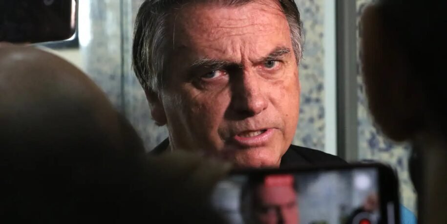 STM autoriza coleta de dados sobre Jair Bolsonaro e futuro no Exército é incerto