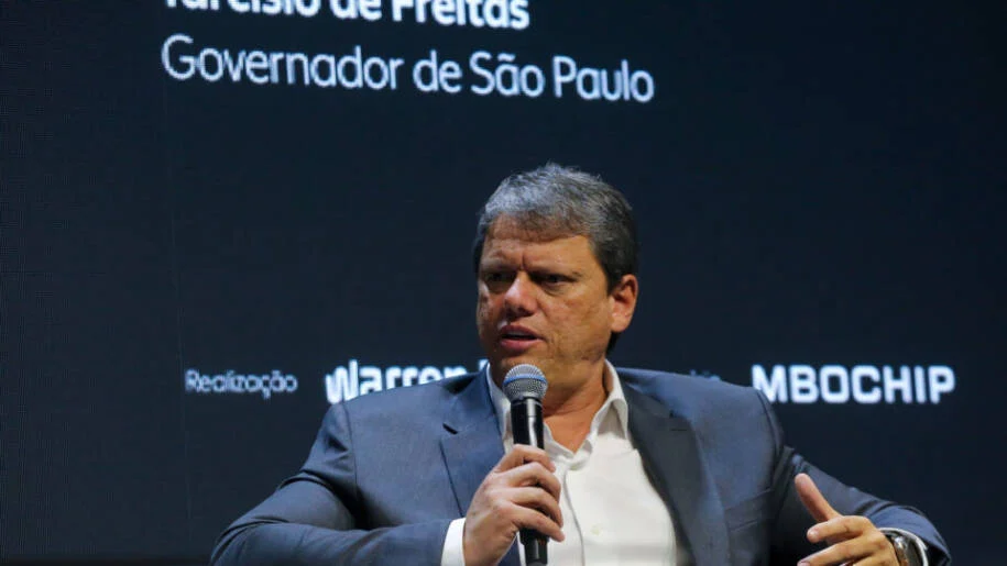 Tarcísio de Freitas defende fim da reeleição e critica Lula em 2026