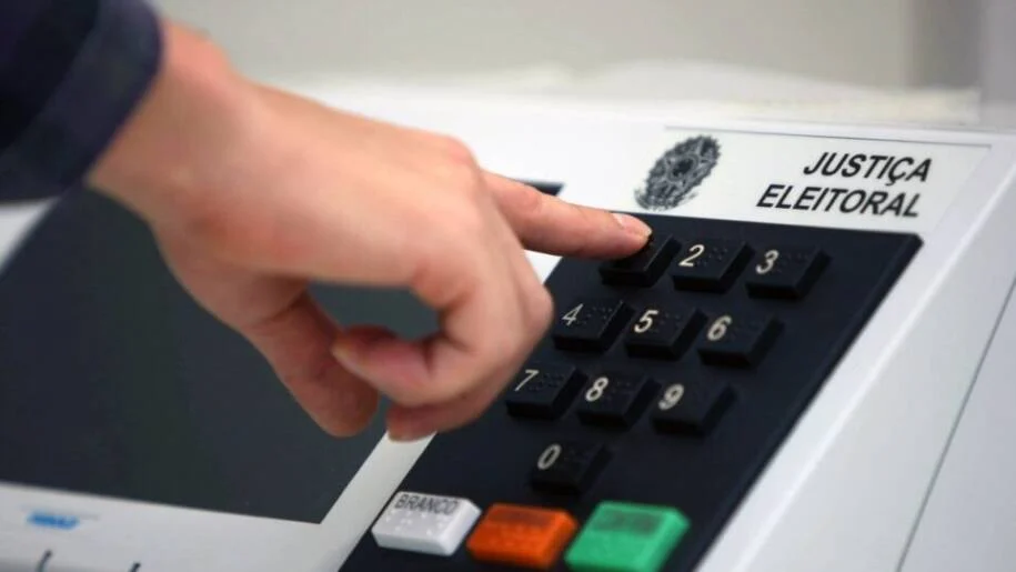 TSE garante voto de presos provisórios em 2026 após decisão unânime