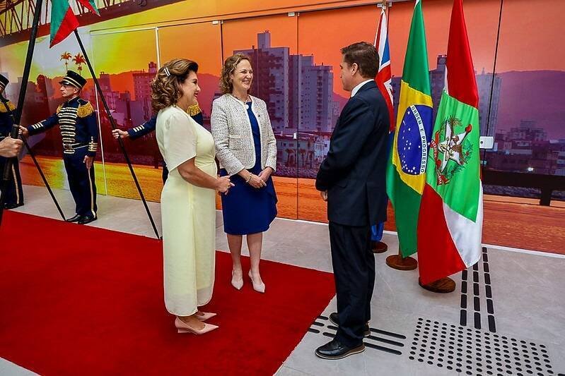 Vice-governadora Marilisa Boehm apresenta avanços de SC à embaixadora Sophie Davies