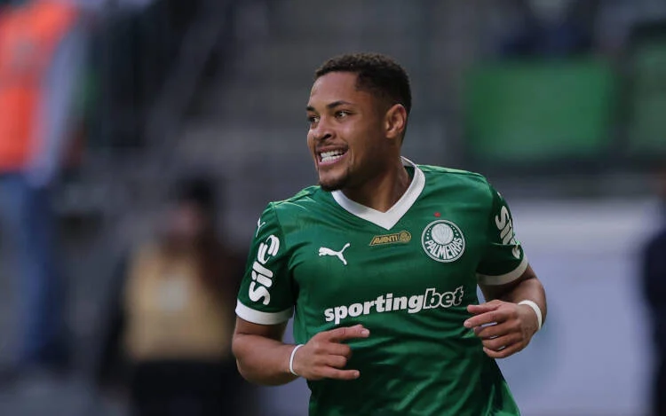 Vitor Roque sofre lesão no tornozelo e passa por cirurgia no Palmeiras