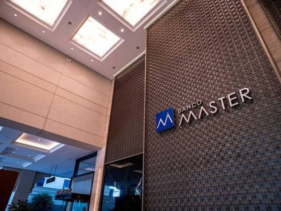 Watson Brickell acelera despejo do Banco Master em prédio de Miami