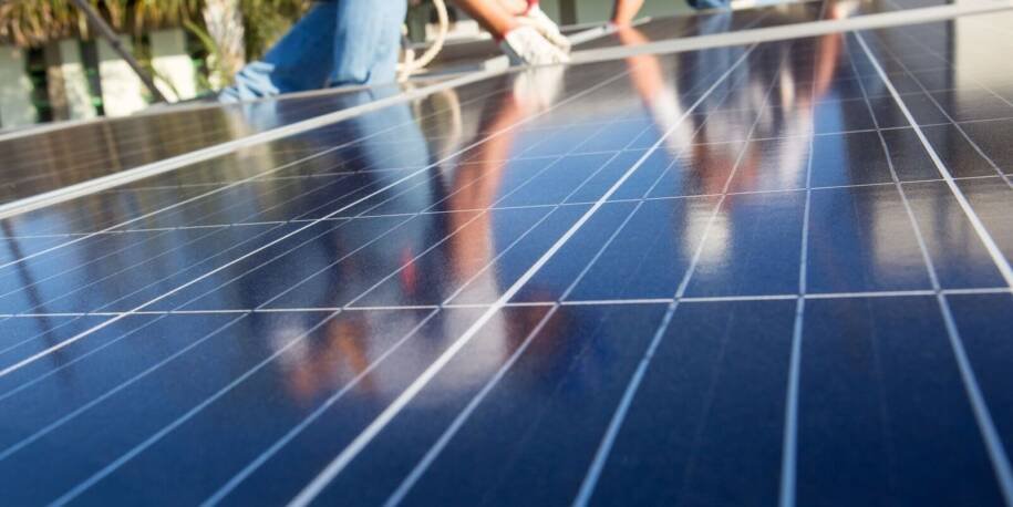 Absolar alerta: energia solar enfrenta queda em investimentos após R$ 300 bilhões