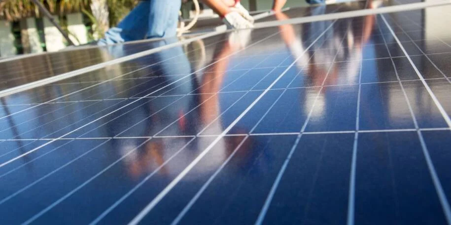 Absolar alerta: energia solar enfrenta queda em investimentos após R$ 300 bilhões