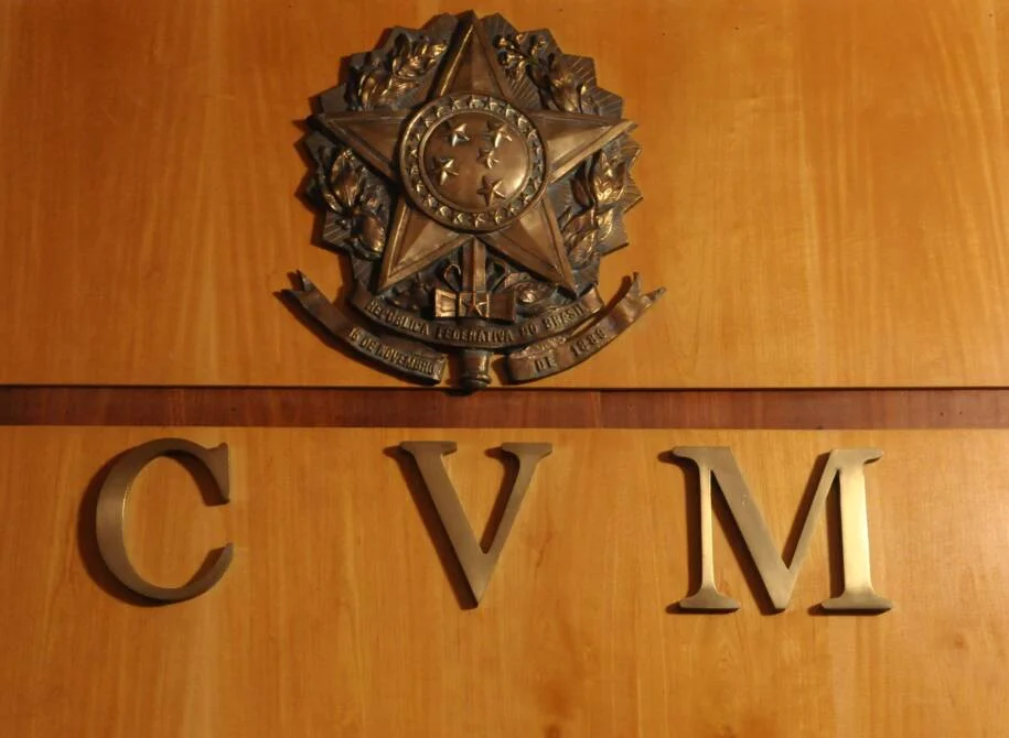 AGU desafia STF e contesta liminar que altera taxa da CVM; tensão aumenta