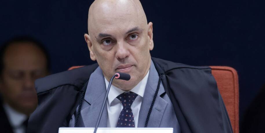 Alexandre de Moraes pede inclusão de Jair e Flávio Bolsonaro em inquérito explosivo