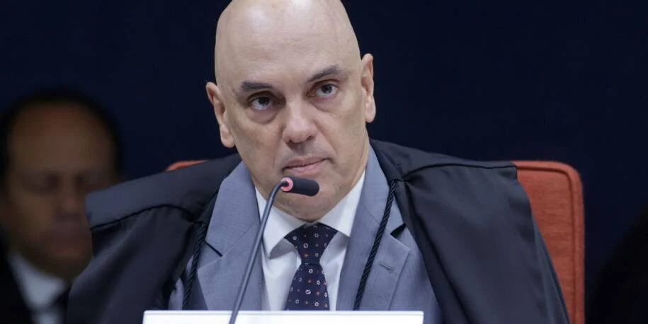 Alexandre de Moraes pede inclusão de Jair e Flávio Bolsonaro em inquérito explosivo