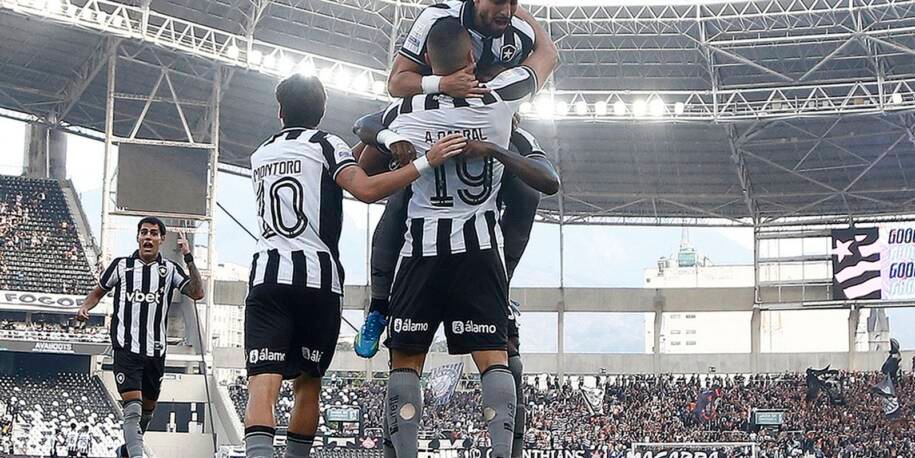Arthur Cabral brilha e Botafogo derrota Corinthians no Nilton Santos
