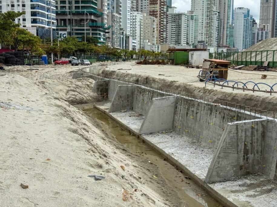 Balneário Camboriú avança com reurbanização da orla e muro de proteção supera 50%
