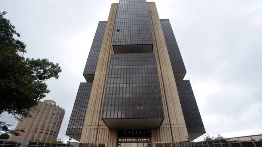 Banco Central endurece regras e obriga bancos a educar devedores em crise