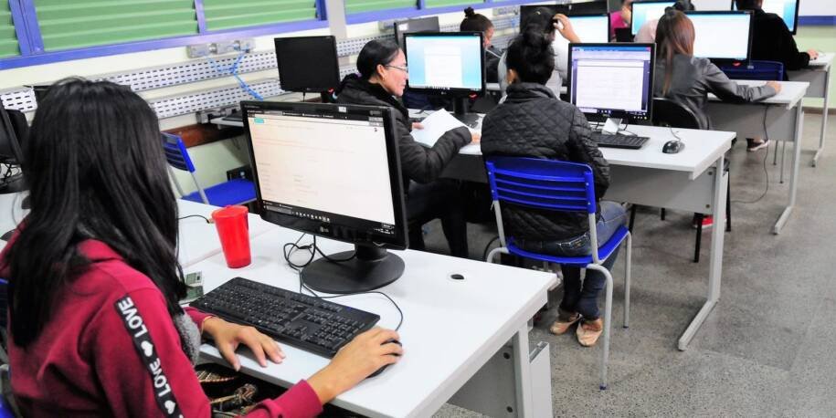 Brasil supera 100 mil escolas com internet gratuita e avança na inclusão digital