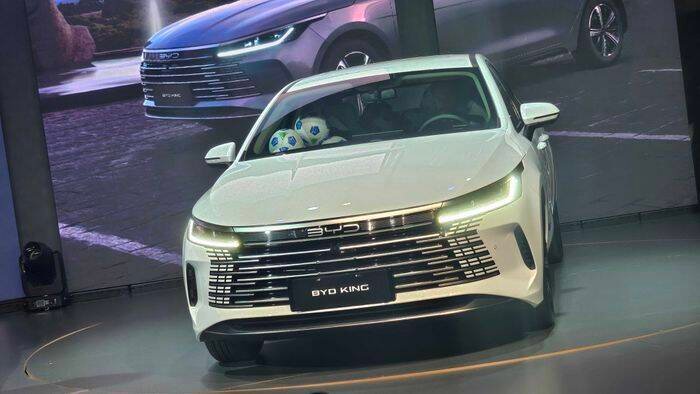 BYD reduz preço do King GL e desafia Toyota Corolla e Volkswagen Virtus