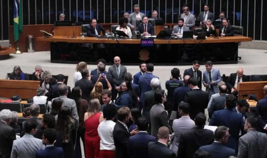 Câmara aprova PEC 221/19 e reduz jornada de trabalho para 40 horas semanais