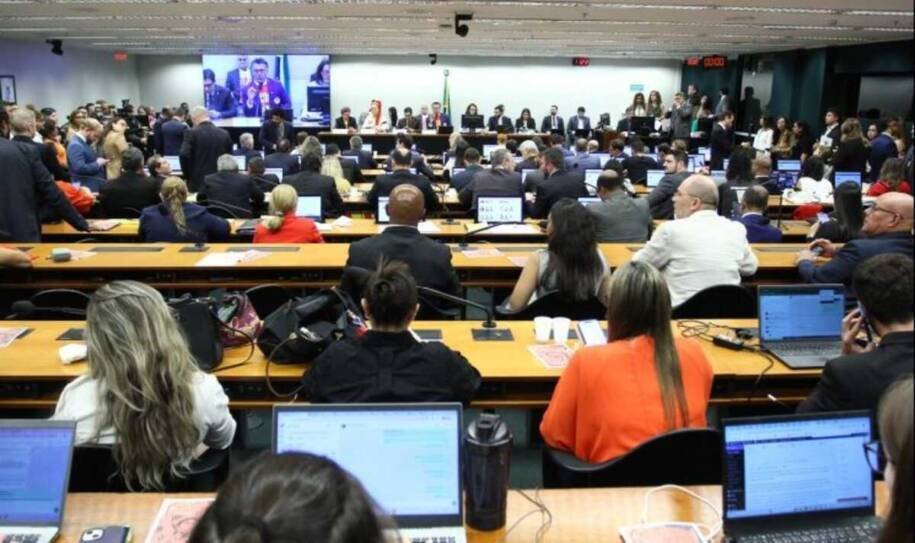 Câmara aprova PEC que reduz jornada para 40 horas e gera polêmica entre partidos