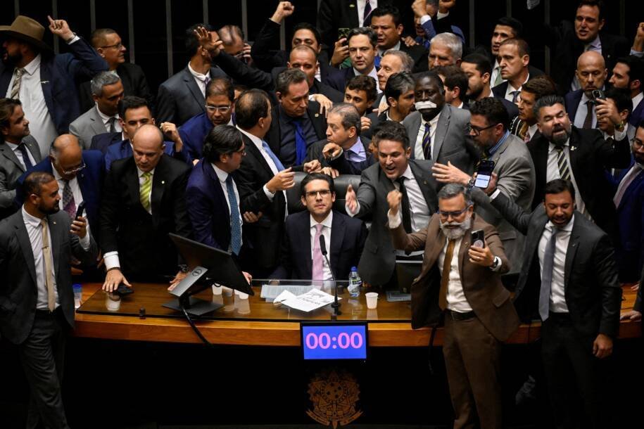 Câmara aprova suspensão de 6 deputados por ocupação da Mesa Diretora e gera polêmica