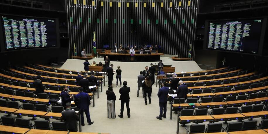 Câmara dos Deputados aprova minirreforma eleitoral e gera polêmica entre entidades