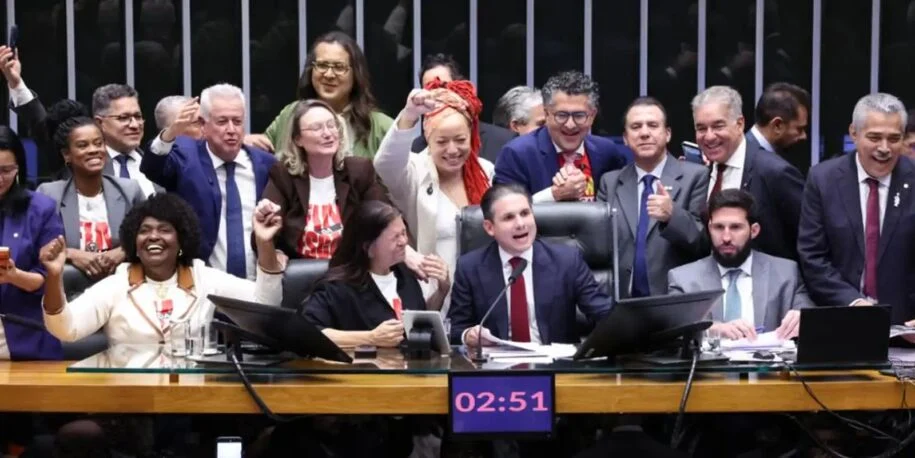 Câmara dos Deputados aprova PEC 221/19 e reduz jornada de trabalho para 40 horas