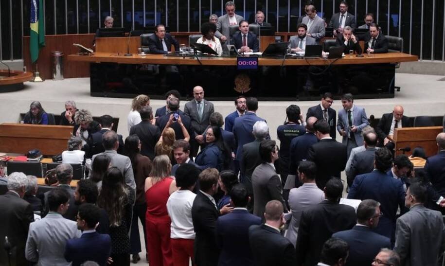 Câmara dos Deputados aprova PEC 221/19 e reduz jornada de trabalho; tensão cresce